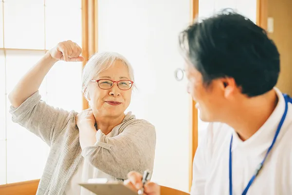 看護師から相談をうける祖母