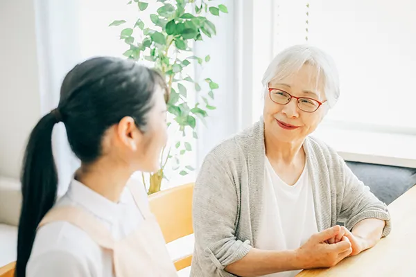 介護士から相談をうける祖母